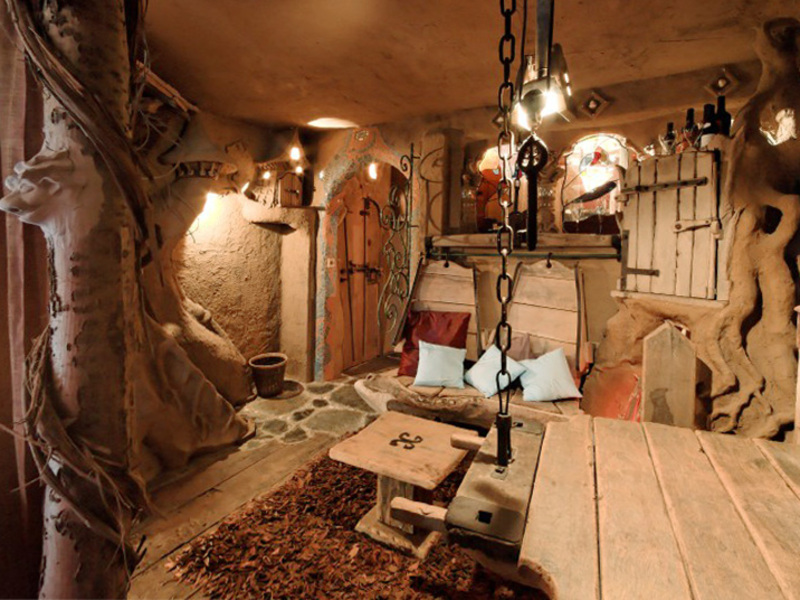 Illustration for article titled This fantasy-themed bed and breakfast lets you sleep inside a Trojan bull